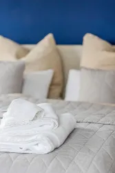 Detail - Bett mit Handtüchern