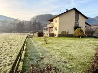 Freistehendes Haus mit großem, gepflegtem Garten und freiem Blick ins wunderschöne Tal – ideal für Gäste, die Ruhe, Natur und eine offene Umgebung genießen möchten.