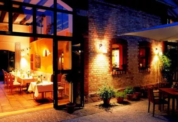 Restaurant und Garten bei Nacht