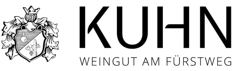 Ein elegantes Logo des Weinguts Kuhn, das das Erbe und die Tradition des Weinanbaus symbolisiert. Das Design ist schlicht mit einem Wappen und dem Schriftzug „Weingut am Fürstweg“.