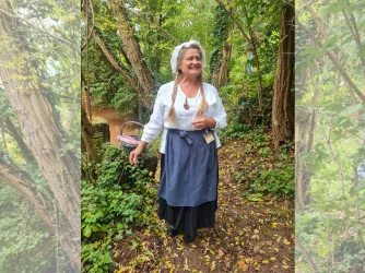 Magd Lizzi führt durch die Natur.