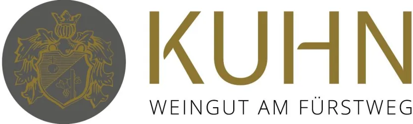 Ein elegantes Logo des Weinguts Kuhn am Fürstweg. Das Design kombiniert einen stilisierten Wappen und moderne Schriftzüge.