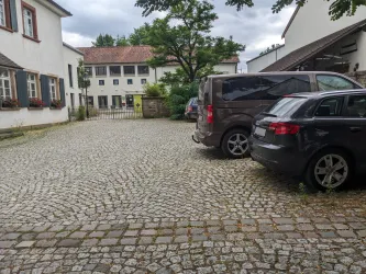 Parkplatz an der Kirche in Klingen