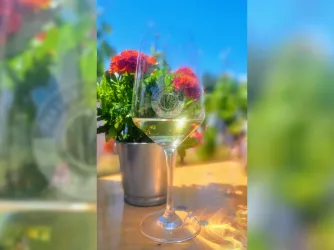 Weinglas auf einem Tisch mit Blumendeko