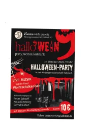 Plakat zur Hallo`WEIN Party, Wein & Kulinarik. Ein Bild mit Weinfasskeller einem Glas Wein, welches von einer Skeletthand gehalten wird.