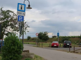 Parkplatz Kallstadt Südlicher Ortseingang 1 (© Urlaubsregion Freinsheim, Metzger)