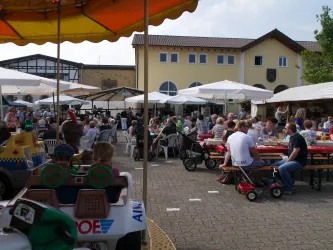 Gäste und Karussel auf dem Platz der 100 Weine