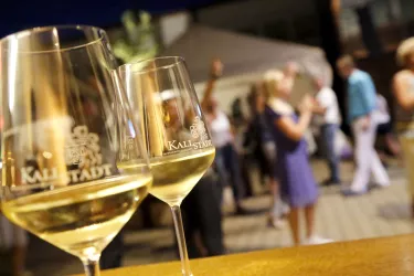 Weinglas Kallstadt (© Urlaubsregion Freinsheim)