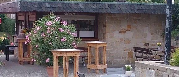 Weinhäusel an der Kirche (© J. Dörr)