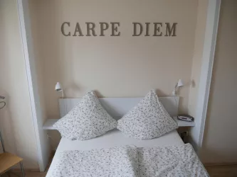 Schlafzimmer Bild 1 (© Haus Vinea)
