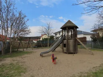Kletterhaus mit Rutsche (© EM/Urlaubsregion Freinsheim)