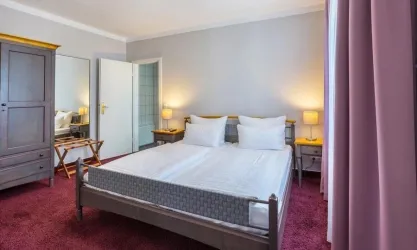 <p>Doppelbett mit Schrank, Kofferablage und Spiegel</p>