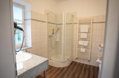 Duschkabine, beheizbarer Handtuchhalter an der Wand, ein Fenster