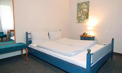 <p>Einzelzimmer im Hotel Annaberg mit blauem Bett</p>
