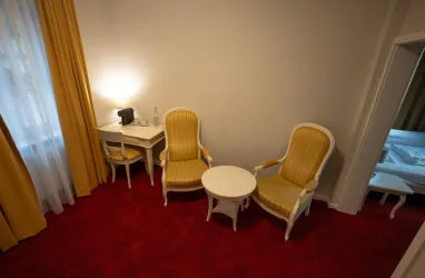 Sitzgruppe im Wohnraum mit einem Schreibtisch 