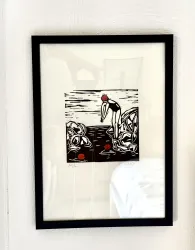 Eine künstlerische Darstellung einer Person, die sich über Wasser lehnt, um roten Objekten nachzusehen. Um sie herum sind stilisierte Pflanzen und Wasserflächen zu sehen.