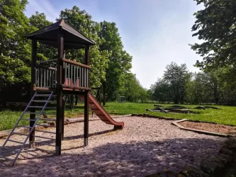 Rutsche, Schaukel und Bolzplatz stehen bereit