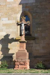Kreuz im Hof der Kirche