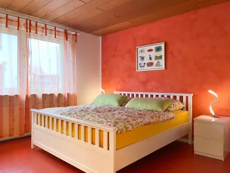 Schlafzimmer mit Doppelbett