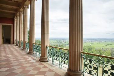 Blick von der Terrasse mit Säulen von Schloss Villa Ludwigshöhe auf die Weinberge bei Edenkoben.