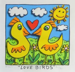 Zwei bunte Vögel stehen sich gegenüber und schauen liebevoll ineinander. Im Hintergrund sind Blumen, eine Sonne und Wolken zu sehen.