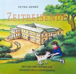 Ein farbenfrohes Buchcover mit dem Titel "Zeitreisende". Es zeigt ein Mädchen, das mit einer Katze vor einem Gebäude in einer grünen Landschaft sitzt.
