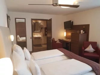 barrierefreies Wohlfühl-Doppelzimmer mit Bad (© Hotel Pfälzer Hof)