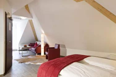 Wohlfühlzimmer mit Sitzecke (© Hotel Pfälzer Hof)
