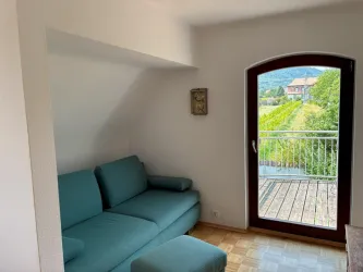 Gemütliches ausziehbares Sofa neben der Balkontür