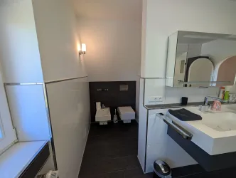 WC und Bidet in seperater Nische