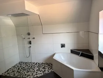 Regendusche und Badewanne