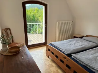 Das Haupt-Schlafzimmer mit Balkon-Zugang