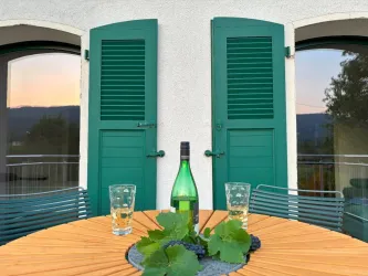 Balkon mit Tisch und Fensterläden