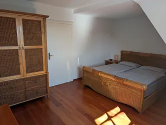 Doppelbett und Schrank