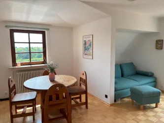 Wohn- und Esszimmer mit Balkon-Zugang und Schlafsofa