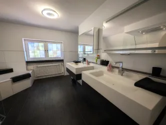 Großzügiges Badezimmer mit zwei Waschbecken