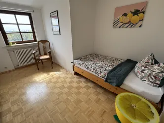 Das Zitronenzimmer - Ein Einzelzimmer mit Wandschrank und Ausblick über die Weinreben