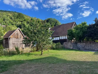 Blick von der Terrasse zum Grillplatz