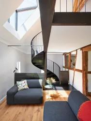Wohnbereich und Luftraum Treppe
