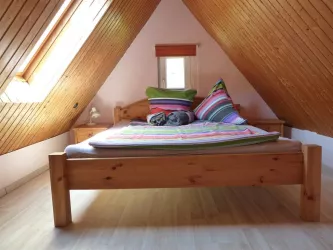 Drittes Schlafzimmer im Dachgeschoss (© Dominik Burkhart)
