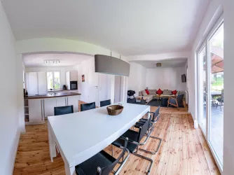 Wohn-/Esszimmer mit Küche (© Archiv Haus-amBrunnen.de)