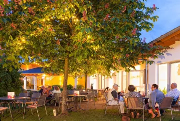 Außenbereich Abend (© Weingut Geiger)