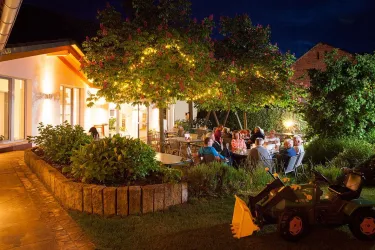 Außenbereich Abend2 (© Weingut Geiger)