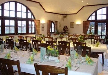 Winzercafé innen, festlich gedeckt (© Schlipp-Rihrbach)