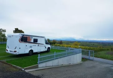 Wohnmobilstellplatz am Autohaus Schmidt (© Urlaubsregion Freinsheim)