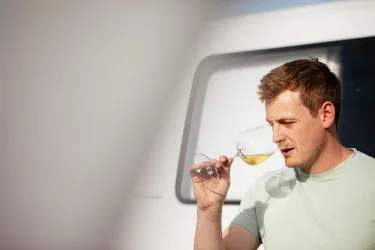 Winzer Oliver Gabel testet einen Wein 