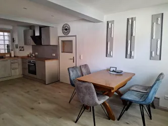 Küche, Tisch mit Stühlen