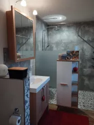großes Badezimmer mit begehbarer Dusche