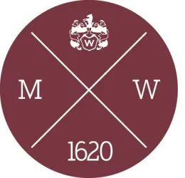 Ein rotes Emblem mit den Buchstaben M und W sowie der Jahreszahl 1620. Oben ist ein Wappen mit zwei Löwen abgebildet.