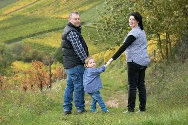 Winzermeister Oliver Hüther mit seiner Familie (© Weingut Herrenbergerhof)